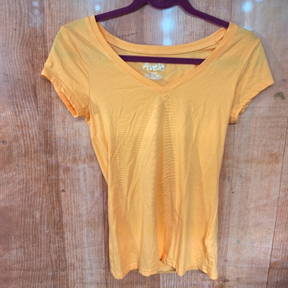 Aveto light orange v-neck t-shirt size medium